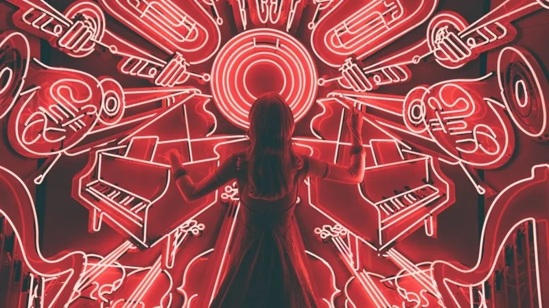 Corsi monotematici 2026/2027 dell’UTL Noale: programmi, docenti e date Illustrazione rossa con una figura circondata da strumenti musicali