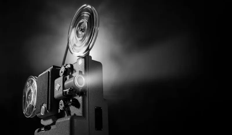 Corsi monotematici 2026/2027 dell’UTL Noale: programmi, docenti e date Proiettore cinematografico d’epoca con il fascio di luce